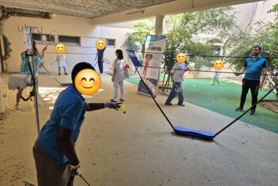 Des enfants jouent au badminton - Agrandir l'image 1 sur 3, fenêtre modale