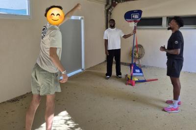 Un enfant joue au basket - Agrandir l'image 3 sur 3, fenêtre modale