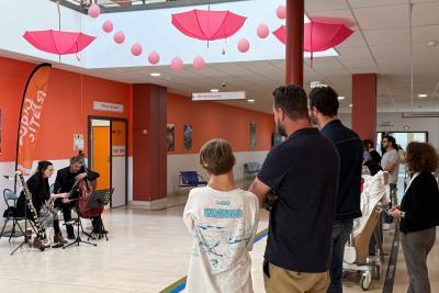 Des patients et professionnels sont devant un concert - Agrandir l'image 1 sur 2, fenêtre modale