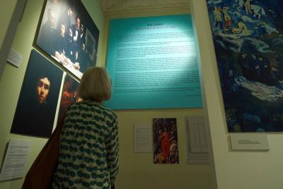 Vue des invités à la soirée des mécènes du Fonds AV'ENCE le 14 juin 2024 à l’espace hôtel de Lagoy à Saint-Rémy-de-Provence en train de visiter l'exposition "Pablo Picasso, Rendez-vous" - Agrandir l'image 4 sur 8, fenêtre modale