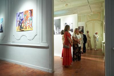 Vue des invités à la soirée des mécènes du Fonds AV'ENCE le 14 juin 2024 à l’espace hôtel de Lagoy à Saint-Rémy-de-Provence en train de visiter l'exposition "Pablo Picasso, Rendez-vous" - Agrandir l'image 3 sur 8, fenêtre modale