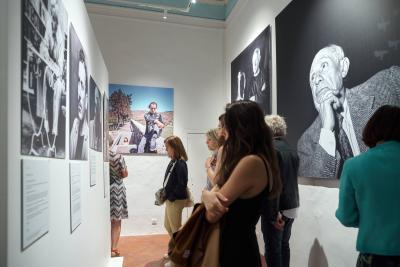 Vue des invités à la soirée des mécènes du Fonds AV'ENCE le 14 juin 2024 à l’espace hôtel de Lagoy à Saint-Rémy-de-Provence en train de visiter l'exposition "Pablo Picasso, Rendez-vous" - Agrandir l'image 2 sur 8, fenêtre modale