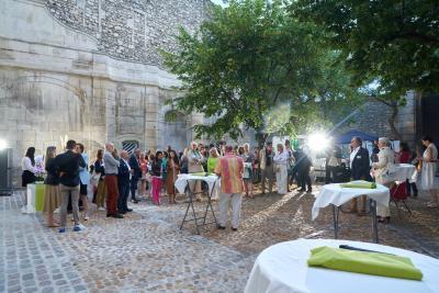 Vue des invités à la soirée des mécènes du Fonds AV'ENCE le 14 juin 2024 à l’espace hôtel de Lagoy à Saint-Rémy-de-Provence - Agrandir l'image 1 sur 8, fenêtre modale