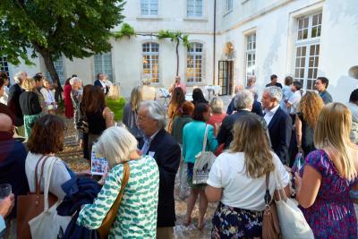 Vue des invités à la soirée des mécènes du Fonds AV'ENCE le 14 juin 2024 à l’espace hôtel de Lagoy à Saint-Rémy-de-Provence - Agrandir l'image 7 sur 8, fenêtre modale