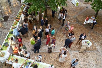 Vue des invités à la soirée des mécènes du Fonds AV'ENCE le 14 juin 2024 à l’espace hôtel de Lagoy à Saint-Rémy-de-Provence - Agrandir l'image 5 sur 8, fenêtre modale