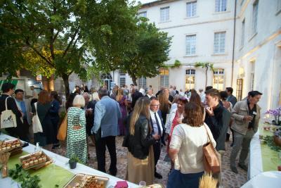 Vue des invités à la soirée des mécènes du Fonds AV'ENCE le 14 juin 2024 à l’espace hôtel de Lagoy à Saint-Rémy-de-Provence - Agrandir l'image 6 sur 8, fenêtre modale