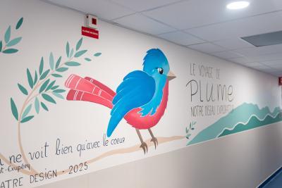 Plume, l'oiseau explorateur, peint en fresques dans le service des urgences pédiatriques du Centre Hospitalier d'Avignon - Agrandir l'image 1 sur 3, fenêtre modale