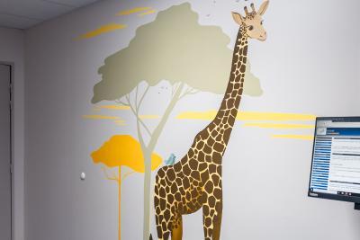 Une girafe peinte en fresques dans le service des urgences pédiatriques du Centre Hospitalier d'Avignon - Agrandir l'image 2 sur 3, fenêtre modale