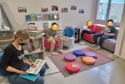 Animation proposée par l'équipe du réseau des Bibliothèques municipales d'Avignon venue avec la Bibliothèque Itinérante "Ideasbox" en Pédiatrie - Agrandir l'image 1 sur 8, fenêtre modale