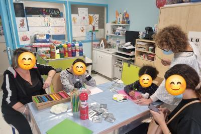 Animation proposée par l'équipe du réseau des Bibliothèques municipales d'Avignon venue avec la Bibliothèque Itinérante "Ideasbox" en Pédiatrie - Agrandir l'image 3 sur 8, fenêtre modale