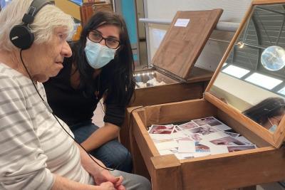 Action culturelle « A fleur de peau » menée par les artistes de la Compagnie Mises en scène auprès des résidents des Unités de Soins de Longue Durée - Agrandir l'image 8 sur 9, fenêtre modale