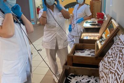 Action culturelle « A fleur de peau » menée par les artistes de la Compagnie Mises en scène auprès des résidents des Unités de Soins de Longue Durée - Agrandir l'image 6 sur 9, fenêtre modale