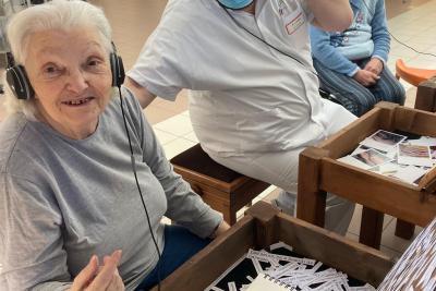 Action culturelle « A fleur de peau » menée par les artistes de la Compagnie Mises en scène auprès des résidents des Unités de Soins de Longue Durée - Agrandir l'image 3 sur 9, fenêtre modale