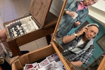 Action culturelle « A fleur de peau » menée par les artistes de la Compagnie Mises en scène auprès des résidents des Unités de Soins de Longue Durée - Agrandir l'image 2 sur 9, fenêtre modale