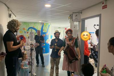 Fête du carnaval en pédiatrie : les enfants hospitalisés, leurs familles et les professionnels de santé tous déguisés profitant d'une animation grâce à l'intervention de 2 musiciens professionnels - Agrandir l'image 2 sur 3, fenêtre modale