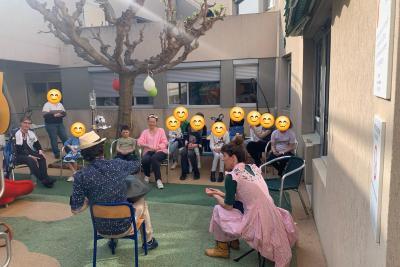 Fête du carnaval en pédiatrie : les enfants hospitalisés, leurs familles et les professionnels de santé tous déguisés profitant d'une animation grâce à l'intervention de 2 musiciens professionnels - Agrandir l'image 3 sur 3, fenêtre modale