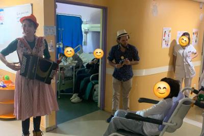 Fête du carnaval en pédiatrie : les enfants hospitalisés, leurs familles et les professionnels de santé tous déguisés profitant d'une animation grâce à l'intervention de 2 musiciens professionnels - Agrandir l'image 1 sur 3, fenêtre modale