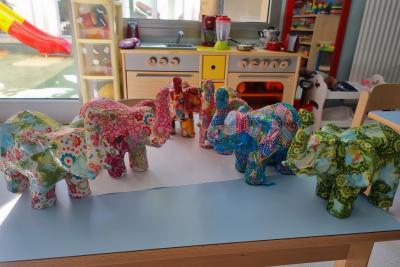 Troupeau d'éléphants créé avec la méthode déco patch par les enfants hospitalisés - Agrandir l'image 3 sur 3, fenêtre modale