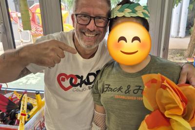 Un enfant hospitalisé et un bénévole de l'association Cékedubonheur créent des flammes olympiques et des couronnes d'olivier lors d'un atelier créatif - Agrandir l'image 1 sur 3, fenêtre modale