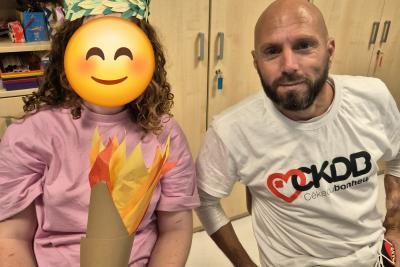 Un enfant hospitalisé et un bénévole de l'association Cékedubonheur créent des flammes olympiques et des couronnes d'olivier lors d'un atelier créatif - Agrandir l'image 3 sur 3, fenêtre modale