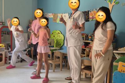 Une éducatrice et des enfants hospitalisés participent à un atelier théâtral avec les comédiens de l'association "Celui qui souffle" - Agrandir l'image 1 sur 4, fenêtre modale