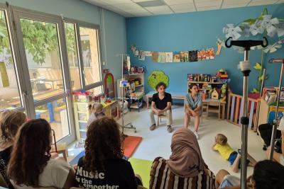 Damien Luce, comédien de l'association "Celui qui souffle", anime un atelier théâtral auprès des enfants hospitalisés en pédiatrie - Agrandir l'image 3 sur 4, fenêtre modale