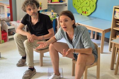 Elsa Godard et Damien Luce, comédiens de l'association "Celui qui souffle", jouent une partie de leur spectacle "L'enfant et les sortilèges" auprès des enfants hospitalisés en pédiatrie - Agrandir l'image 2 sur 4, fenêtre modale