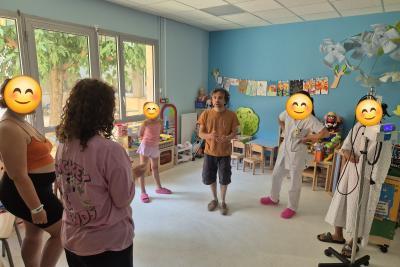 Damien Luce, comédien de l'association "Celui qui souffle", anime un atelier théâtral auprès des enfants hospitalisés en pédiatrie - Agrandir l'image 4 sur 4, fenêtre modale