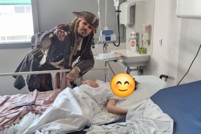 Un bénévole de l'Association Les Pirates du Coeur, costumés comme Jack Sparrow, personnage principal du film Pirates des Caraïbes, rend visite à un enfant hospitalisé - Agrandir l'image 1 sur 3, fenêtre modale