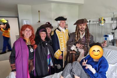 Les Pirates du Coeur costumés comme les personnages du film Pirates des Caraïbes rendent visite à un enfant hospitalisé - Agrandir l'image 2 sur 3, fenêtre modale