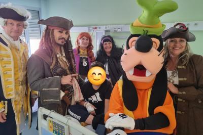 Les Pirates du Coeur costumés comme les personnages du film Pirates des Caraïbes rendent visite à un enfant hospitalisé - Agrandir l'image 3 sur 3, fenêtre modale