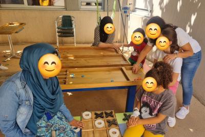 Des enfants hospitalisés jouent avec des jeux en bois - Agrandir l'image 2 sur 2, fenêtre modale