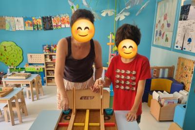 Des enfants hospitalisés jouent avec des jeux en bois - Agrandir l'image 1 sur 2, fenêtre modale