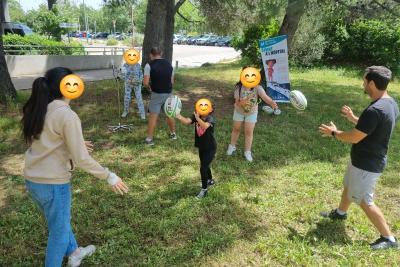 Des enfants hospitalisés apprennent à jouer au rugby avec un entraîneur du Rugby Club Les Angles Gard Rhodanien lors d'une activité sportive organisée en partenariat avec l'association Premiers de Cordée - Agrandir l'image 2 sur 3, fenêtre modale