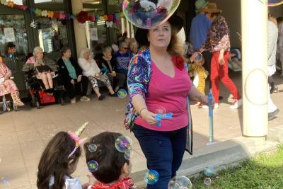 Animation intergénérationnelle avec les résidents des unités de soins de longue durée et les enfants de la crèche organisée dans le cadre du carnaval 2024 - Agrandir l'image 1 sur 3, fenêtre modale