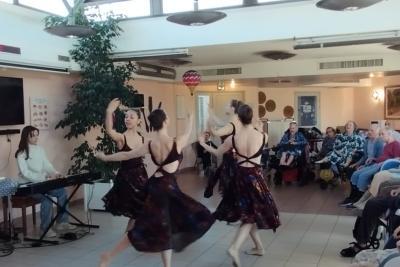 Les élèves du Conservatoire du Grand Avignon en représentation de danse classique auprès des résidents des Unités de Soins de Longue Durée - Agrandir l'image 1 sur 3, fenêtre modale
