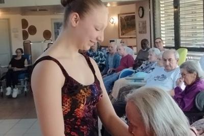 Les élèves du Conservatoire du Grand Avignon en représentation de danse classique auprès des résidents des Unités de Soins de Longue Durée - Agrandir l'image 2 sur 3, fenêtre modale