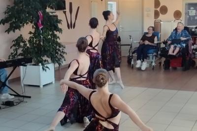 Les élèves du Conservatoire du Grand Avignon en représentation de danse classique auprès des résidents des Unités de Soins de Longue Durée - Agrandir l'image 3 sur 3, fenêtre modale
