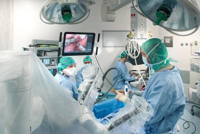 Intervention de chirurgie thoracique avec le robot d'assistance da Vinci X - Agrandir l'image 1 sur 3, fenêtre modale