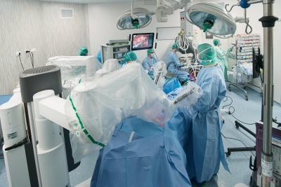 Intervention de chirurgie thoracique avec le robot d'assistance da Vinci X - Agrandir l'image 3 sur 3, fenêtre modale