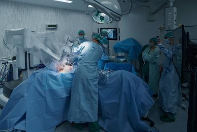 Intervention de chirurgie thoracique avec le robot d'assistance da Vinci X - Agrandir l'image 1 sur 3, fenêtre modale