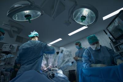 Intervention de chirurgie thoracique avec le robot d'assistance da Vinci X - Agrandir l'image 1 sur 3, fenêtre modale