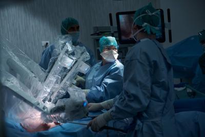 Intervention de chirurgie thoracique avec le robot d'assistance da Vinci X - Agrandir l'image 2 sur 3, fenêtre modale