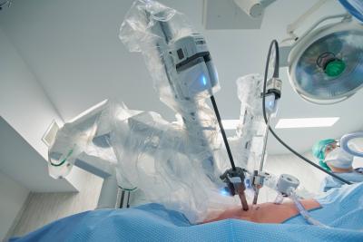 Intervention de chirurgie thoracique avec le robot d'assistance da Vinci X - Agrandir l'image 2 sur 3, fenêtre modale
