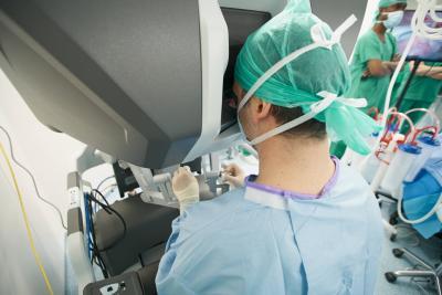 Intervention de chirurgie thoracique avec le robot d'assistance da Vinci X - Agrandir l'image 2 sur 3, fenêtre modale