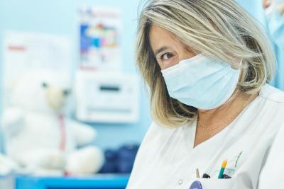 Gros plan sur une infirmière - Agrandir l'image 3 sur 6, fenêtre modale