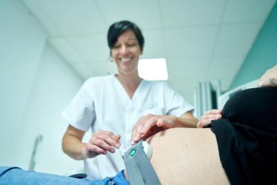 Une soignante s'occupe d'une femme enceinte - Agrandir l'image 5 sur 6, fenêtre modale