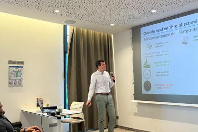 Un médecin effectue une présentation lors de la formation médicale sur les urgences neuroradiologiques organisée par l’équipe de neuroradiologie du Centre Hospitalier Universitaire La Timone du Groupement Hospitalier de Territoire Hôpitaux de Provence et les neurologues, radiologues et urgentistes des Hôpitaux Publics de Vaucluse du GHT84 le 10 juin 2024 - Agrandir l'image 2 sur 6, fenêtre modale