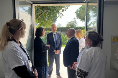 Visite de Denis Robin, Directeur général de l’ARS Paca, venu féliciter l'équipe de la Maison Mazarine, son projet coup de cœur #HmentFiers2023 - Agrandir l'image 5 sur 8, fenêtre modale