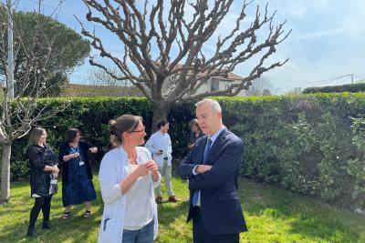 Visite de Denis Robin, Directeur général de l’ARS Paca, venu féliciter l'équipe de la Maison Mazarine, son projet coup de cœur #HmentFiers2023 - Agrandir l'image 6 sur 8, fenêtre modale